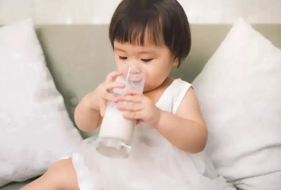 2岁宝宝喝鲜奶还是配方奶,宝宝2岁后应该喝奶粉还是纯牛奶