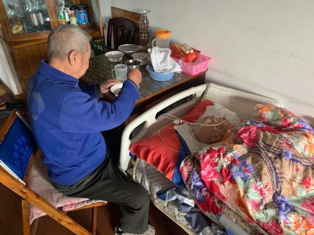 为老人洗澡:499一次,有人11年没洗,有的长疮,用洗澡恢复尊严