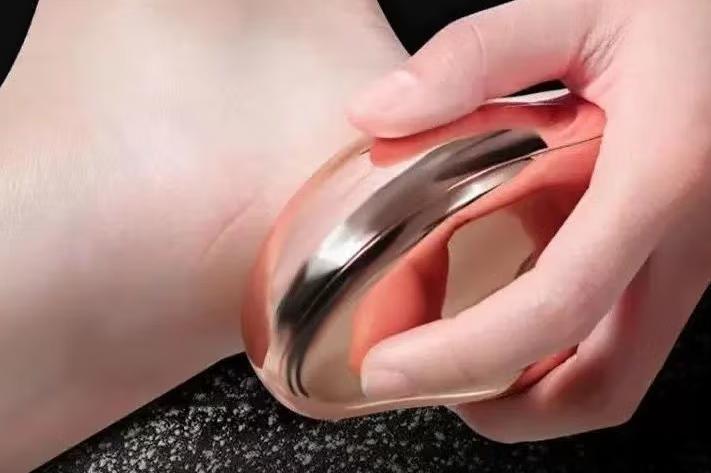 秋天身上干燥起皮屑,秋天皮肤干燥还需要做清洁吗