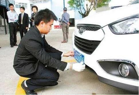 4s店收400元上牌费贵吗,4s店花500元上牌需要自己弄吗