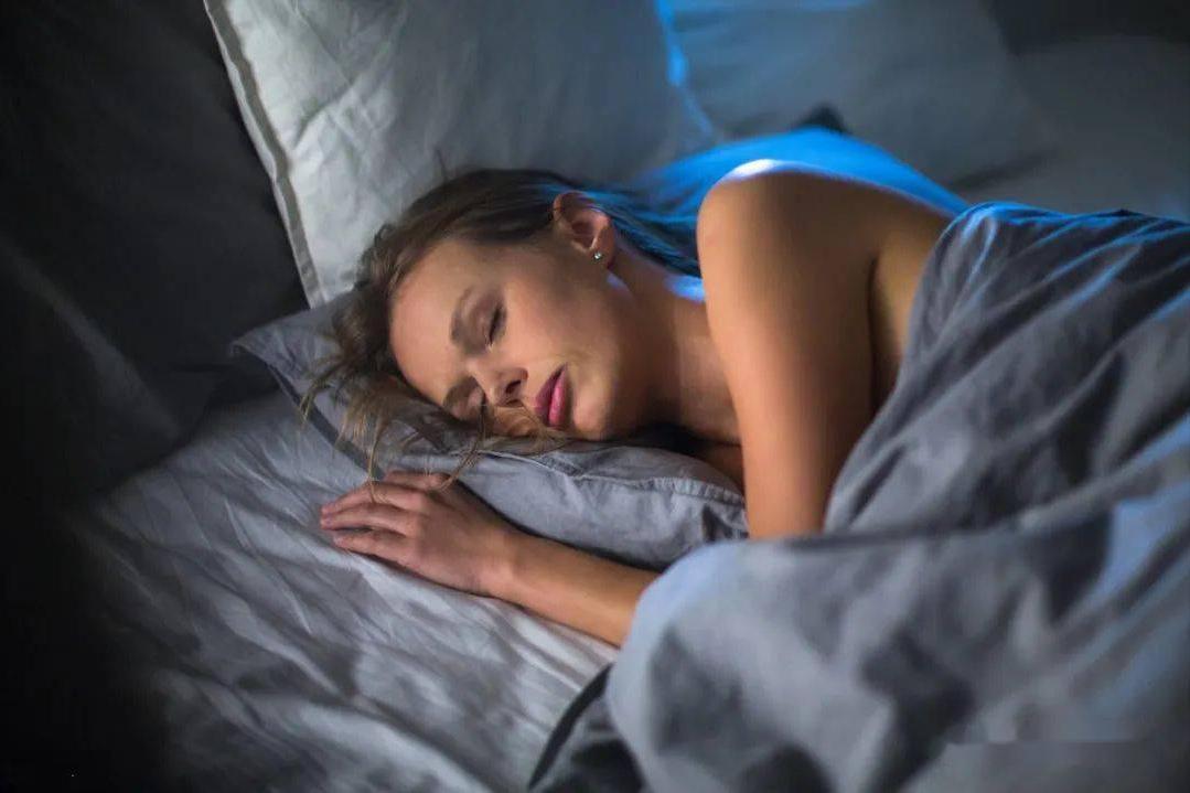 女性睡觉时“一丝不挂”，会赢得这4大好处，女生不要羞于了解