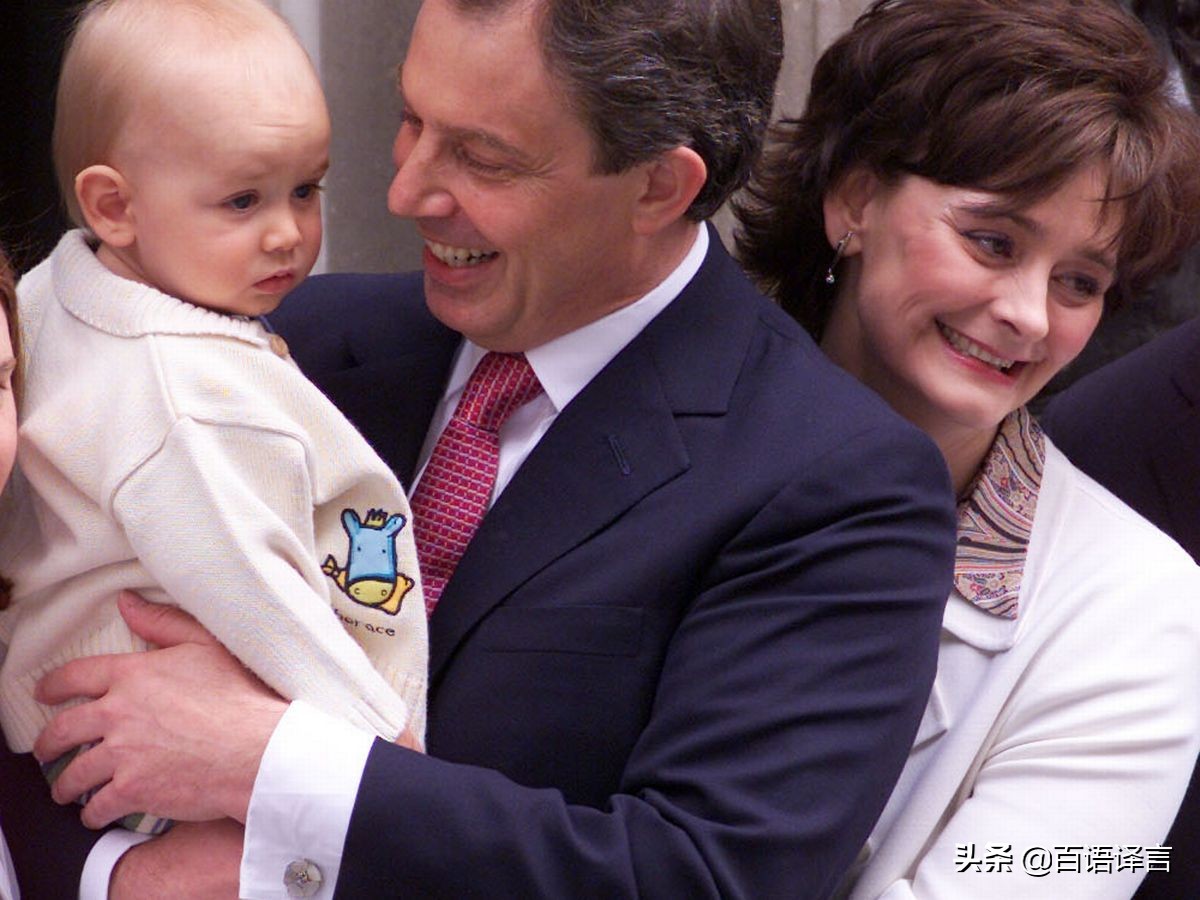 布莱尔一家六口罕见同框！180斤女儿全程光脚，长子是亿万富翁