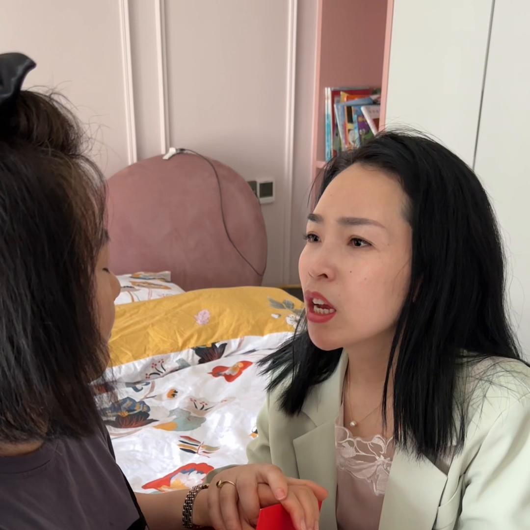 我给刘老师买了两套衣服当生日礼物，我希望她穿的美美哒的...