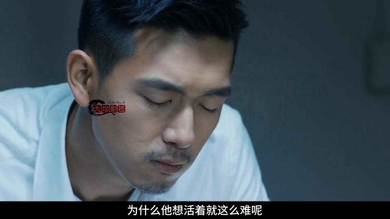 法医秦明单手拿军刀,法医秦明脚瘸