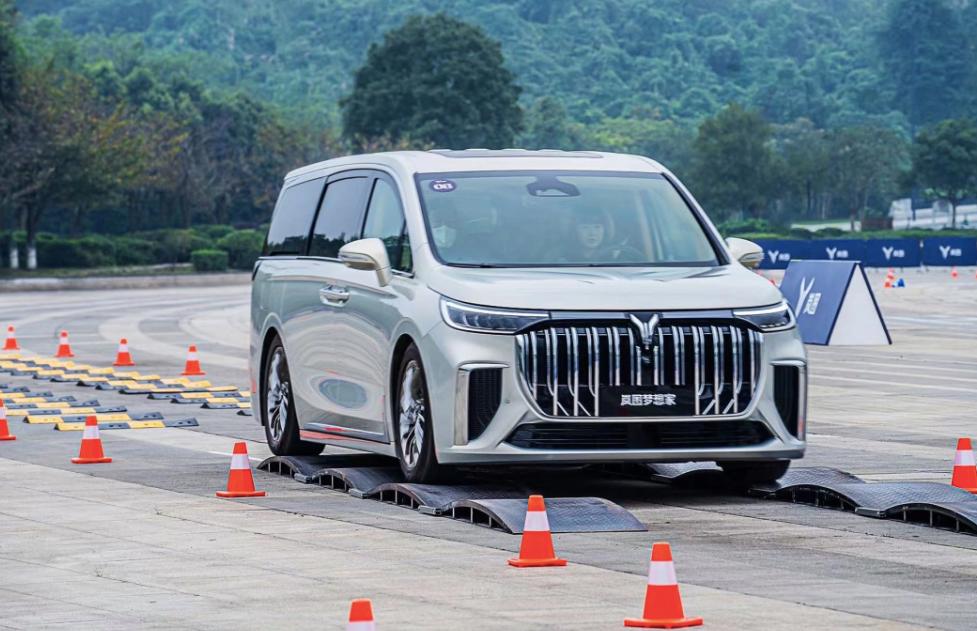 24款岚图梦想家mpv试驾,全球首款新能源mpv岚图梦想家