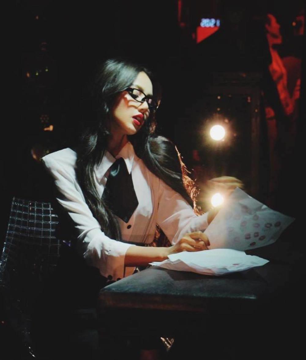 Lisa自晒“疯马秀”演出照，K线图前舞动，后台咧红唇跟继父同框