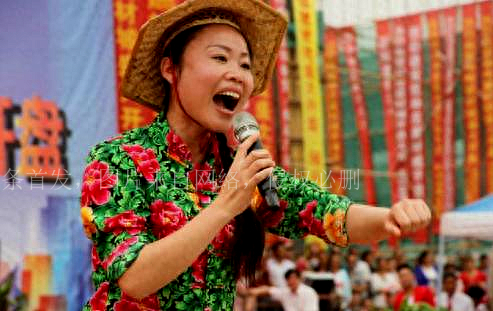 草帽姐疾病住院身体透支躺病床，戴大金手镯打针难掩富贵