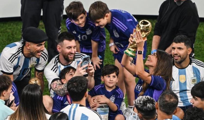 梅西世界杯夺冠亲吻安东内拉,梅西夺冠亲吻妻子