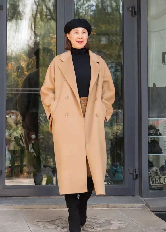 60岁奶奶高级感秋季穿搭图文,驼色大衣搭配老年人