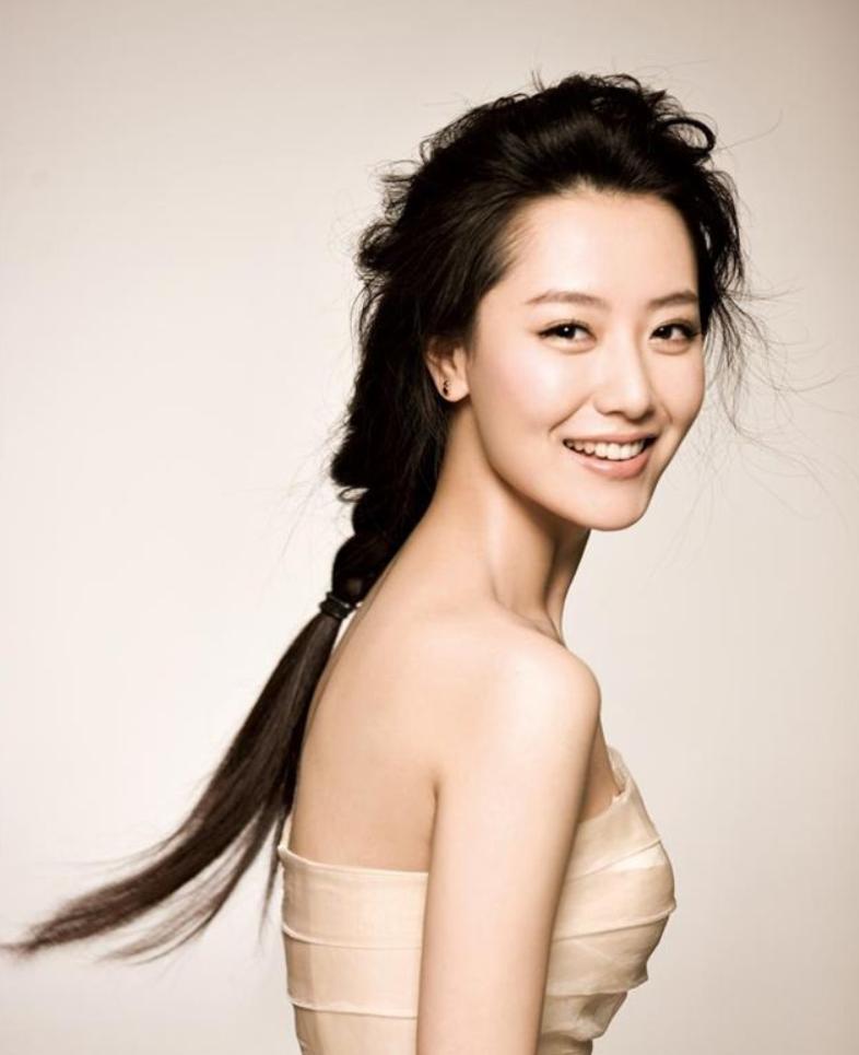 她是英皇在内地一姐,靠成龙力捧出演《神话》,礼服事件备受争议