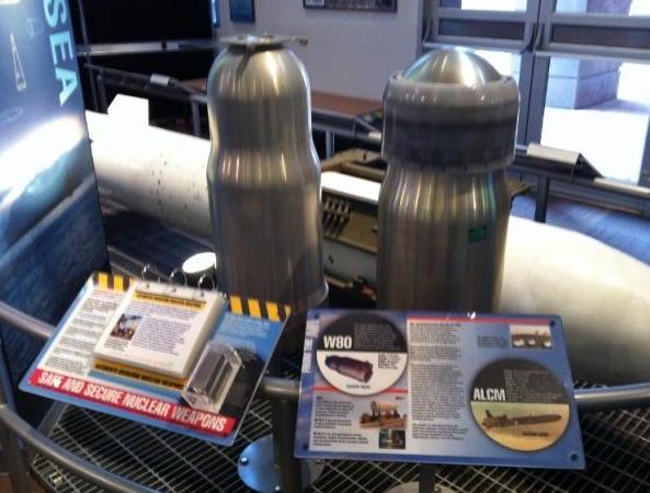 世界最小的像手雷一样的核弹,世界上最强的核弹铜弹