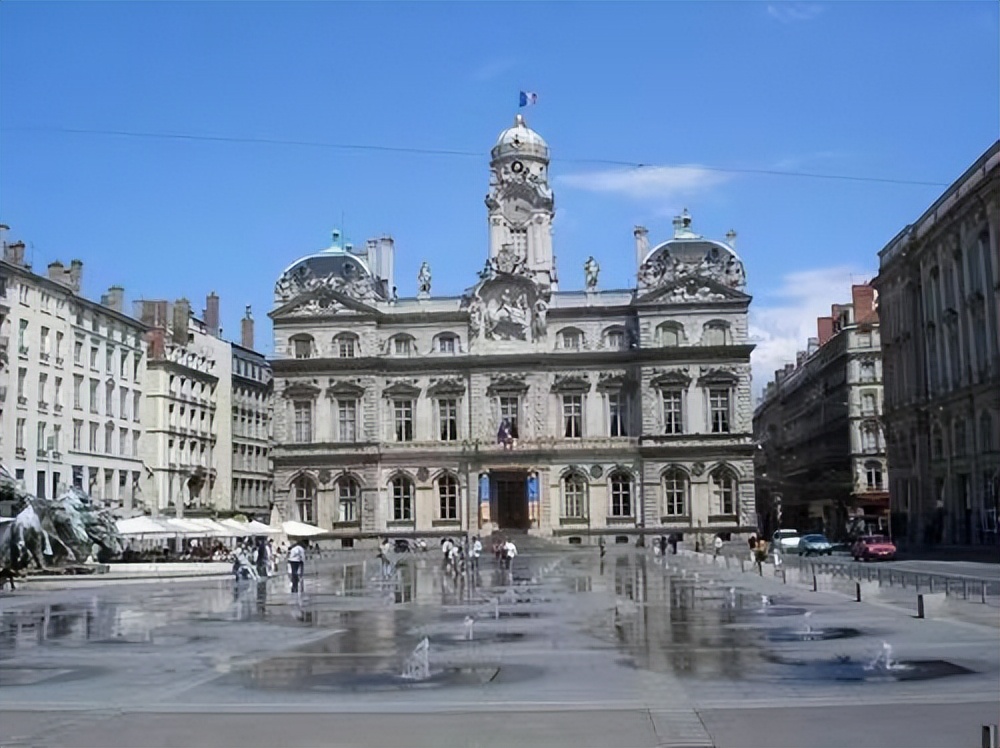 法国老太等中国初恋50年未嫁人,法国姑娘苦等初恋55年