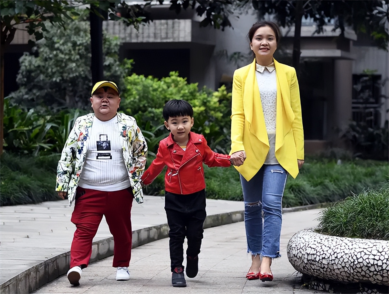 重庆1米2小男人娶1米65女演员，买7套房开豪车，却担心孩子长不高