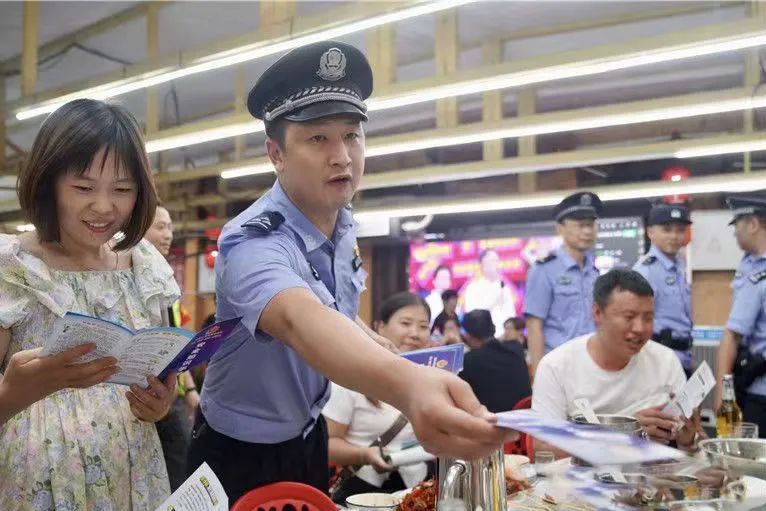 警方开展夏夜治安巡查宣防,古城派出所开展夏夜治安巡查宣传