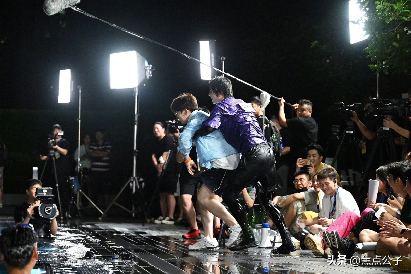 跑男杨颖蔡徐坤同台,跑男现场蔡徐坤杨颖