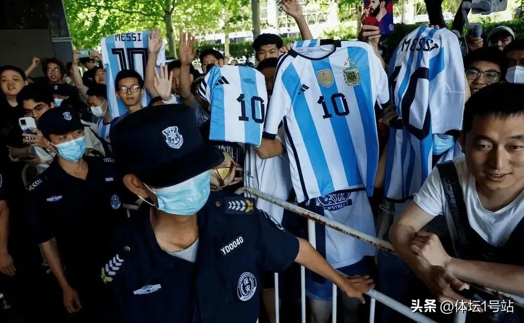 阿根廷球迷梅西吃饭,阿根廷粉丝冲进球场梅西的反应