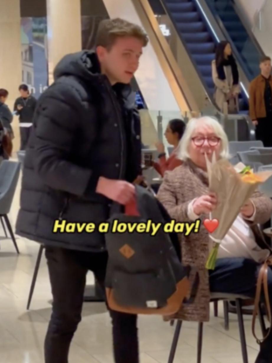 在街头各种送钱送花澳洲网红塌了！靠行善视频赚流量，网友喷了