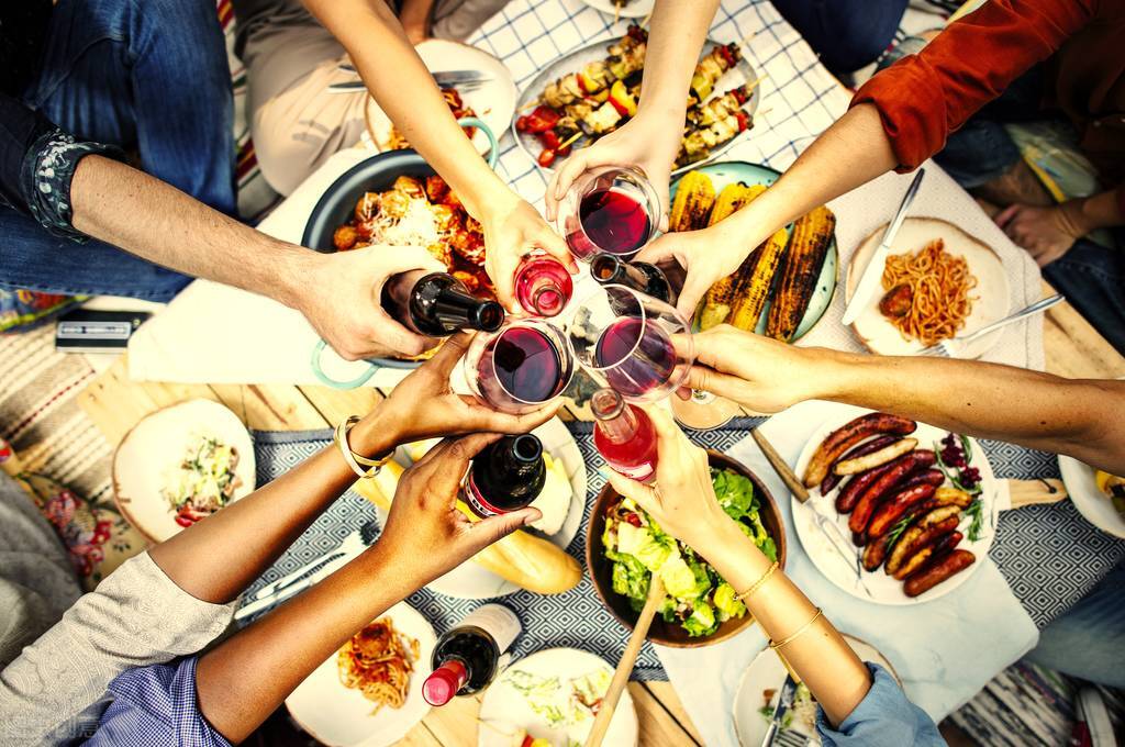 导游最多赚多少钱,一顿饭700多服务费咋来的