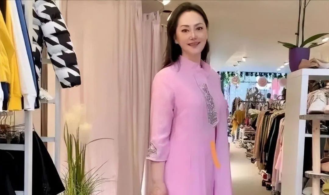 放弃国籍却回国捞金的八位明星,年轻出国享受晚年回国养老的明星