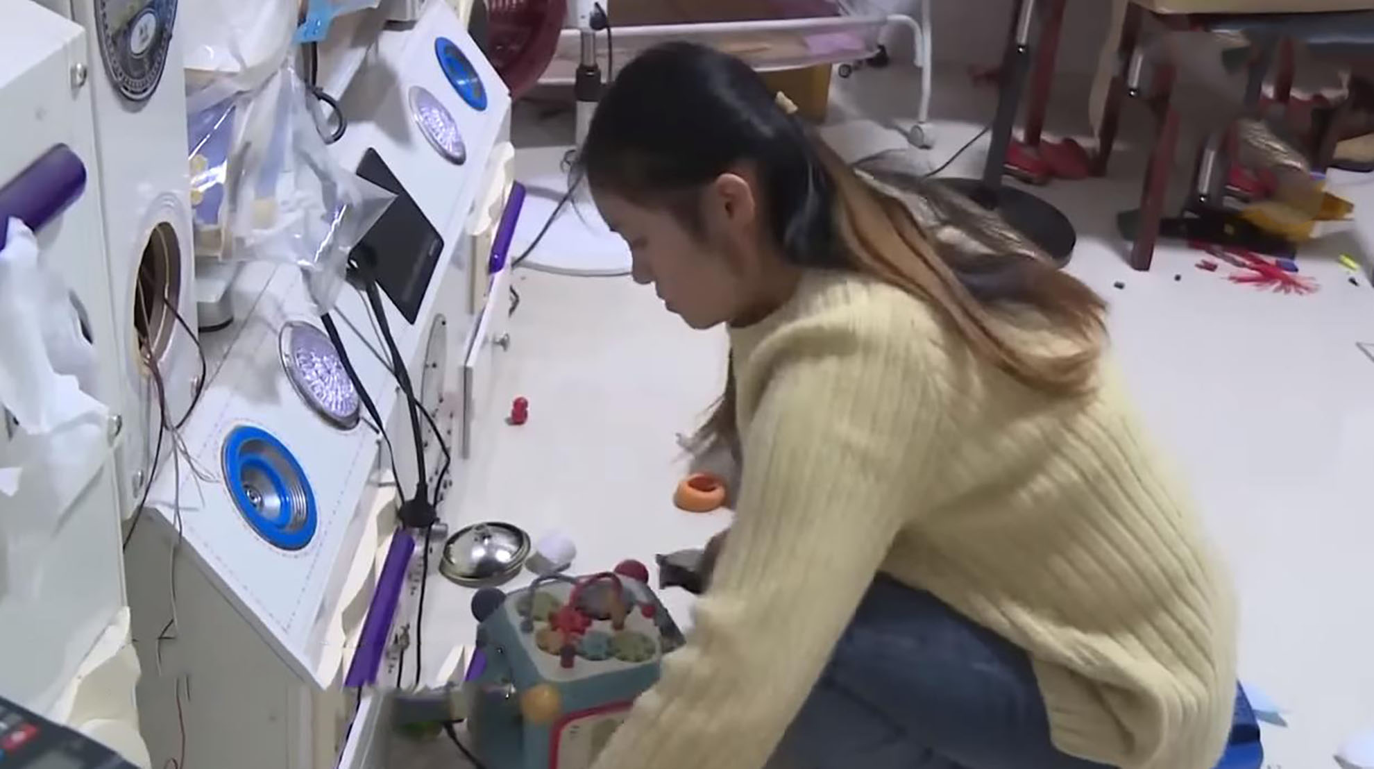 丈夫投资失败妻子摆摊还债,丈夫向妻子娘家借钱创业