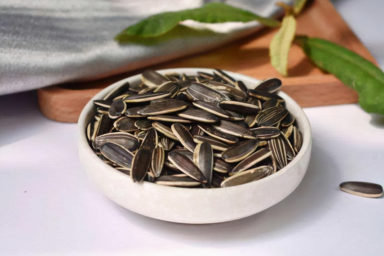 吃花生瓜子能增肥吗,瓜子与花生一个易长胖一个助减肥