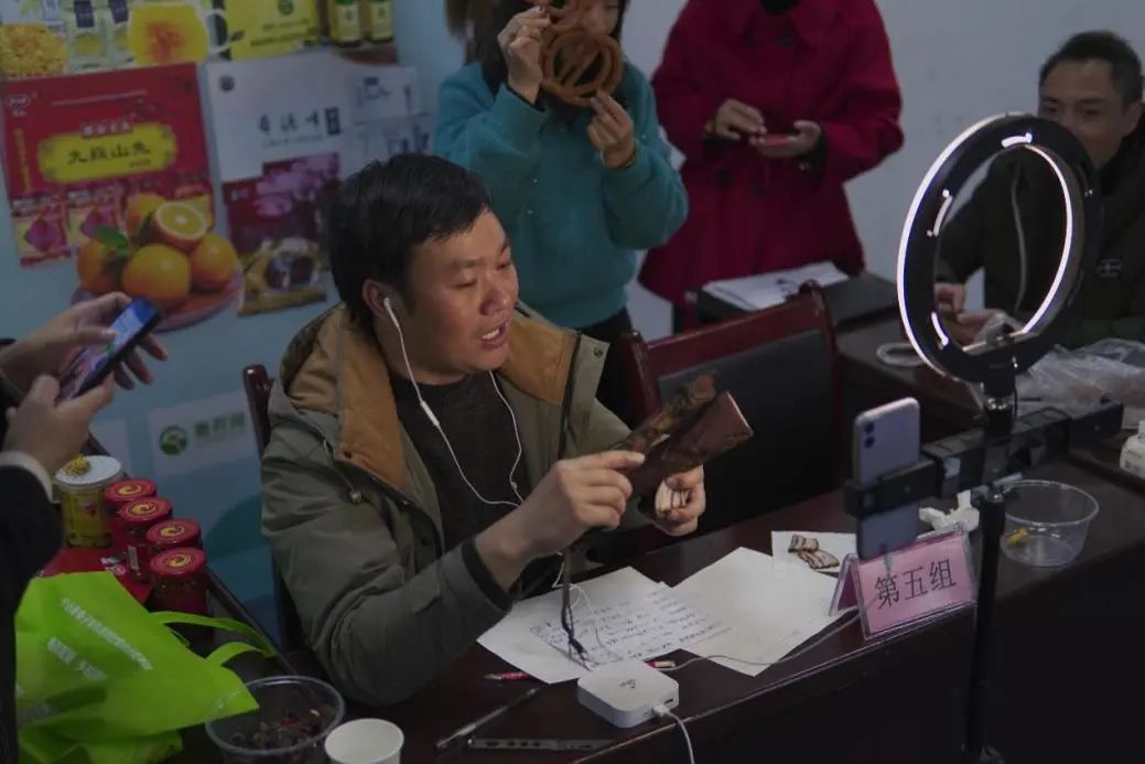 带领农民脱贫致富的大学生村官,8090村官