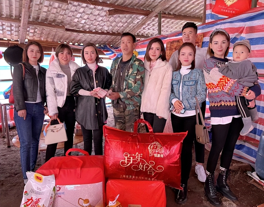 七朵农副亲临一线,援助龙胜县昌背村用母组发生重大火灾