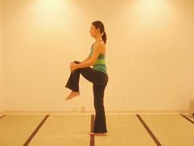 腘绳肌与臀部衔接处怎么练,站立式腘绳肌拉伸动作要领