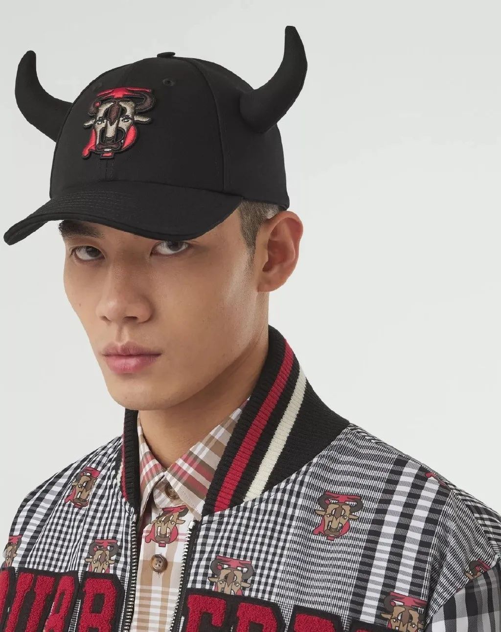 顶流卖丑大翻车！11万的透视裤、露奶衫，25万的飞机包，狗都不买