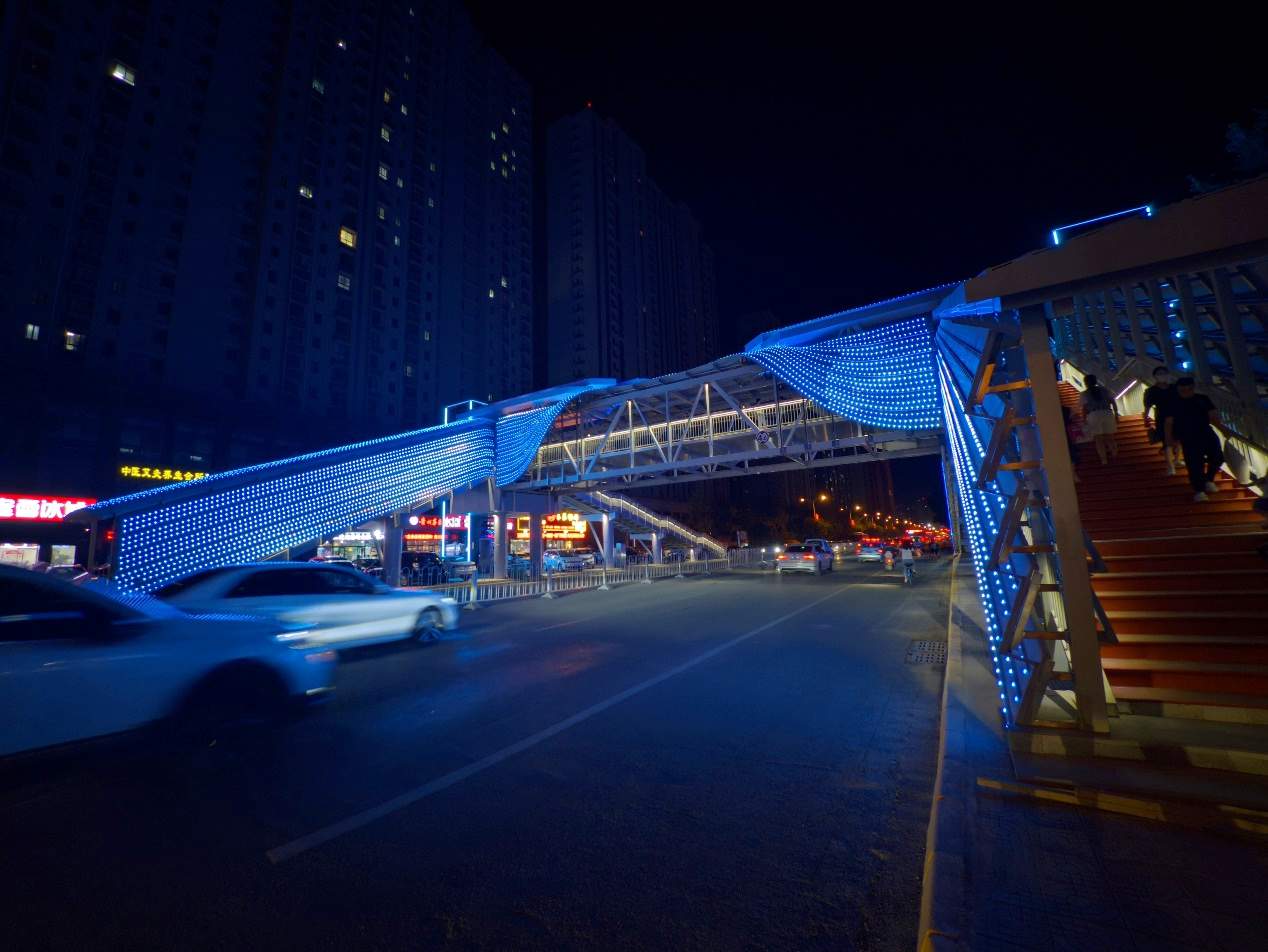 有内味了!咸阳这座“赛博朋克”天桥正式通行