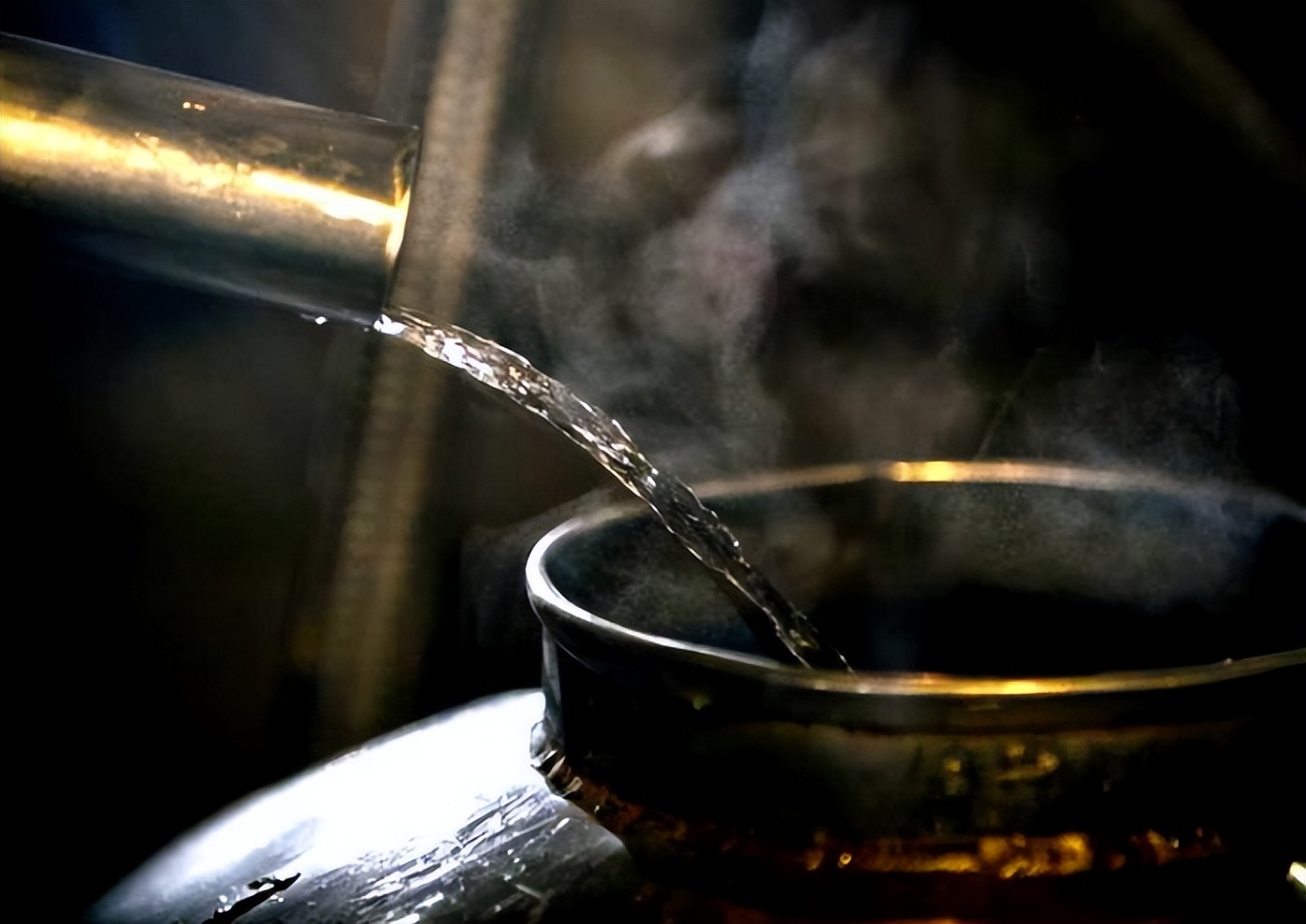 40位同学三亚聚会，游轮上摆宴席，20道贵菜10瓶茅台，账单50万