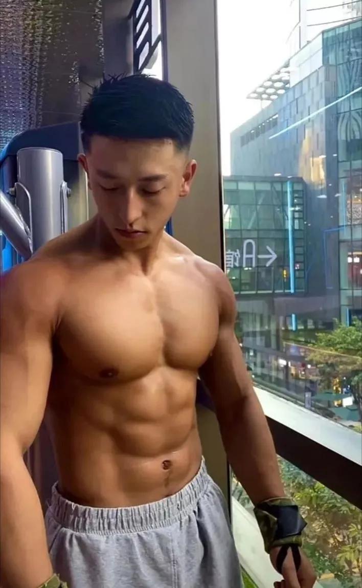 黝黑爷们帅哥寸头,黝黑皮肤的帅哥