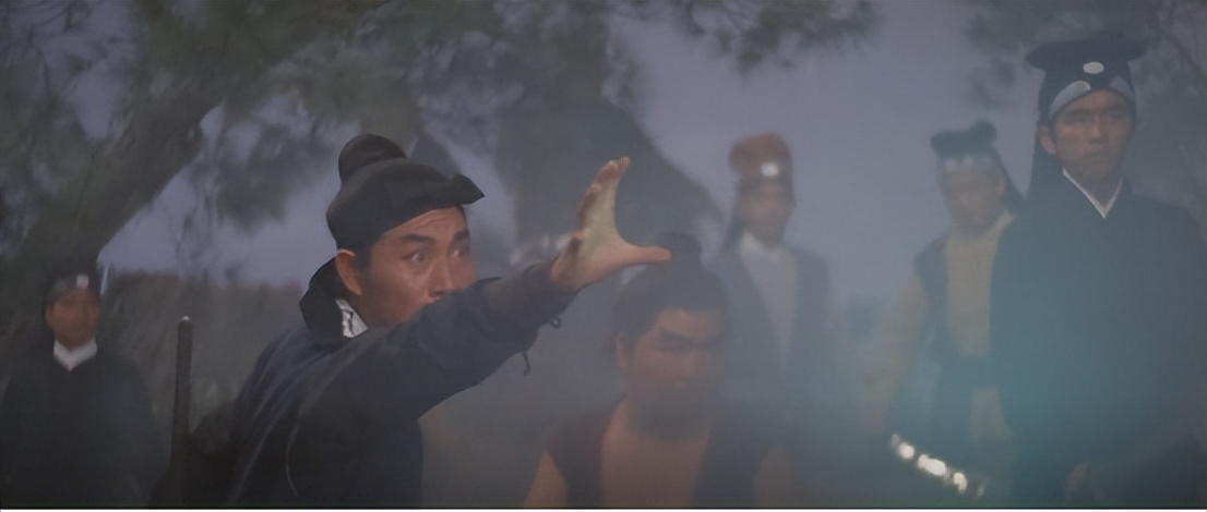 古代武侠小伙在山洞吃草练武功,武侠男子在山洞中修炼内功