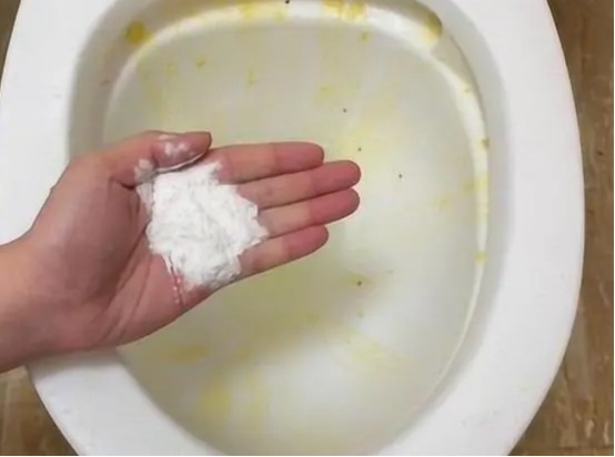 不论马桶多黄多臭，教你一招轻松解决，一冲水瞬间秒变新马桶！