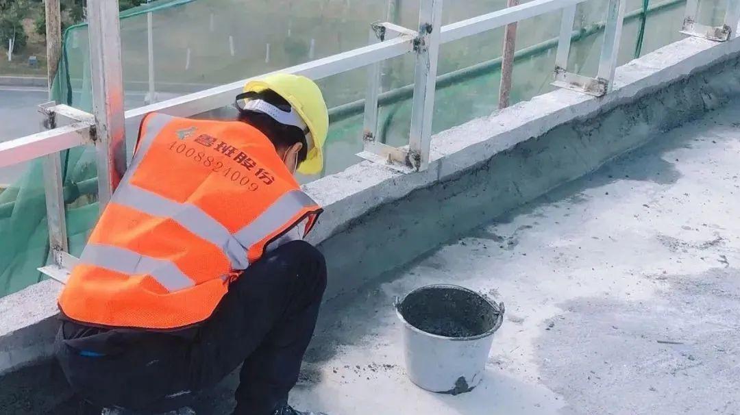 十年的楼房楼顶防水漏水谁来修,房屋漏水怎么补漏最有效的方法