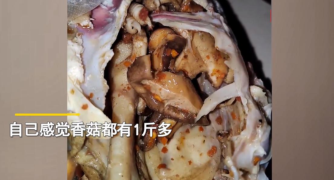 重庆，男子街边花117元买3斤叫花鸡，切开后傻了：里面有1斤香菇