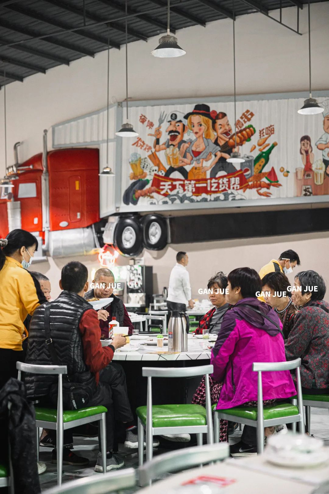 “搞什么，这大排档开到9点，老板就叫我走？”