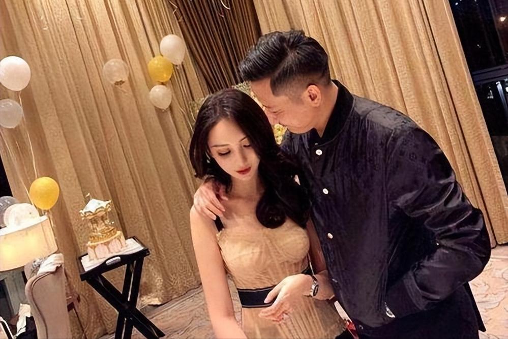 榛勬檽鏄庤鏇濇亱鎯呭悗棣栨檼鏃ュ父,榛勬檽鏄庡張鍜岀化闂诲コ鍙嬪悓妗嗕簡