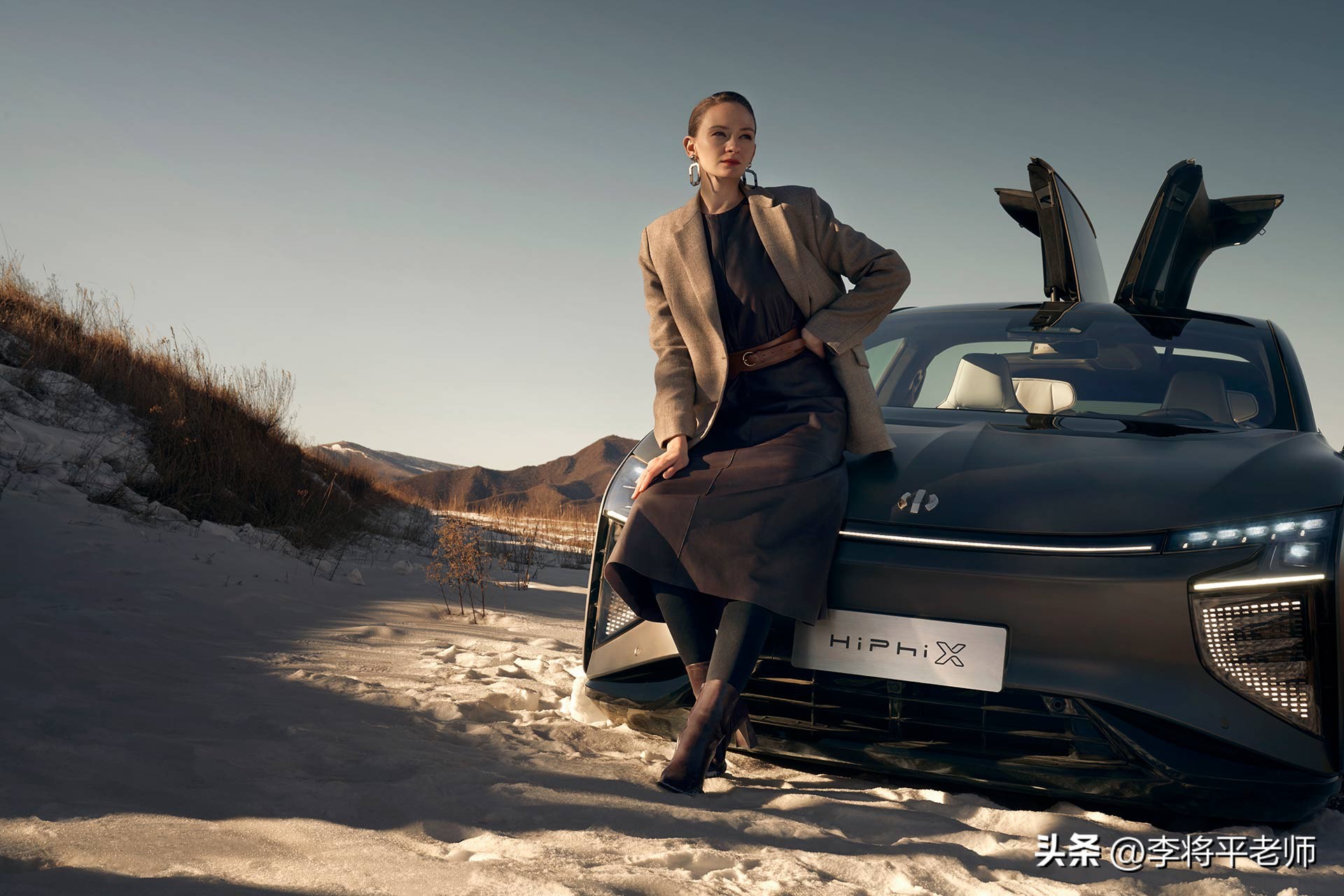 倒水打伞贴报纸,新能源车的天幕玻璃为何这么坑?车企:省钱啊