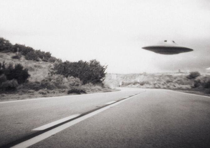 美国人宣布进入飞碟,直径9米能装足球场,里头几分钟外面4小时