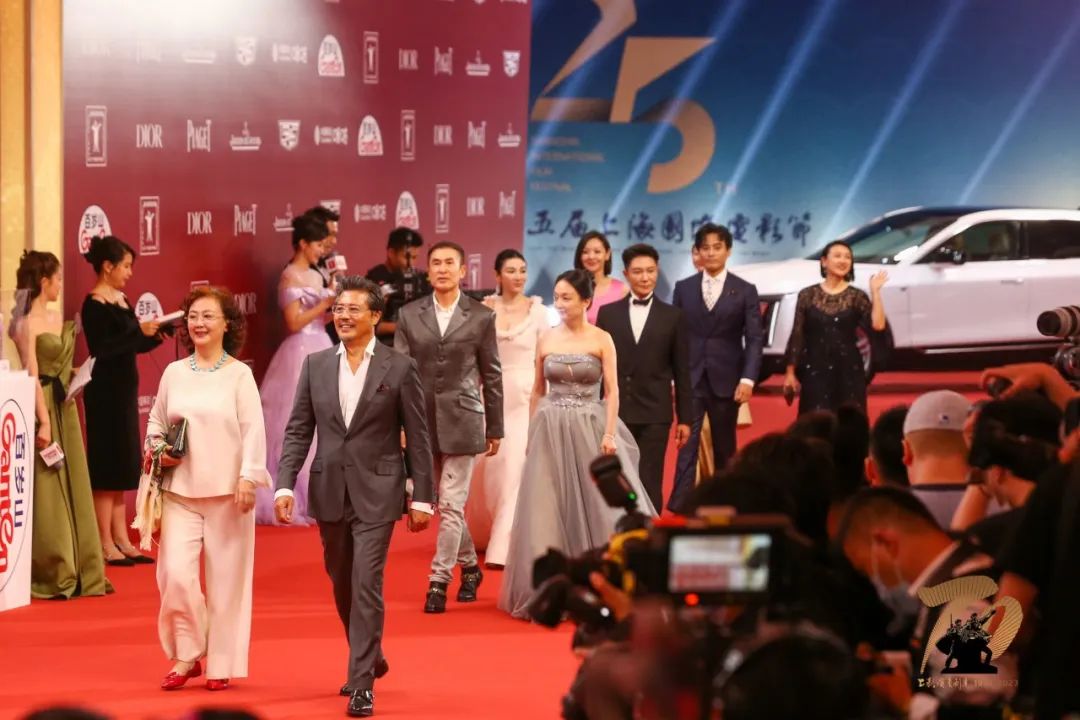上影节红毯上影厂老演员集体亮相赵静优雅佟瑞欣挺拔于慧风情万种