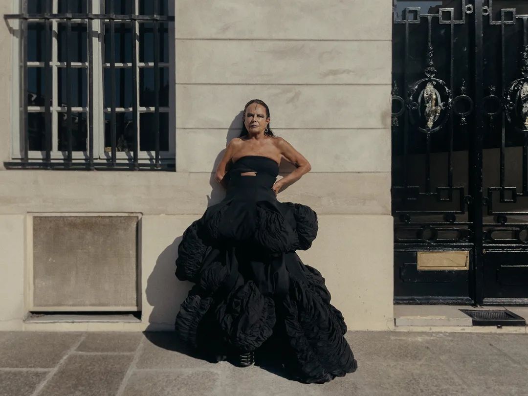 他被称时尚圈暗黑之王！神作爆红15年，侃爷以收藏他的桌子为傲？