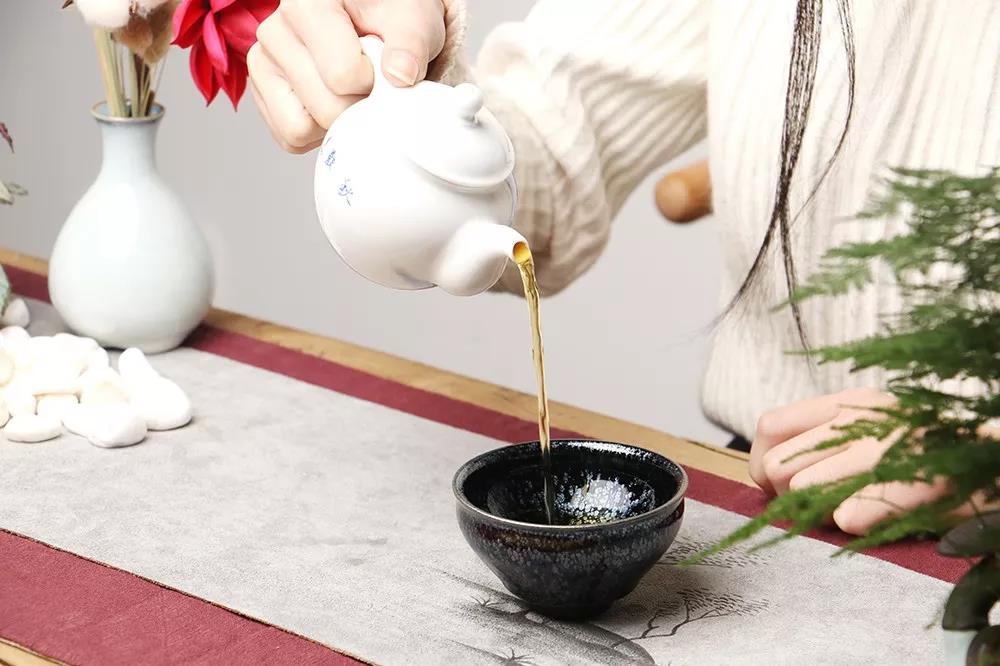 为什么建盏喝茶口感更好,建盏喝茶的好处和缺点