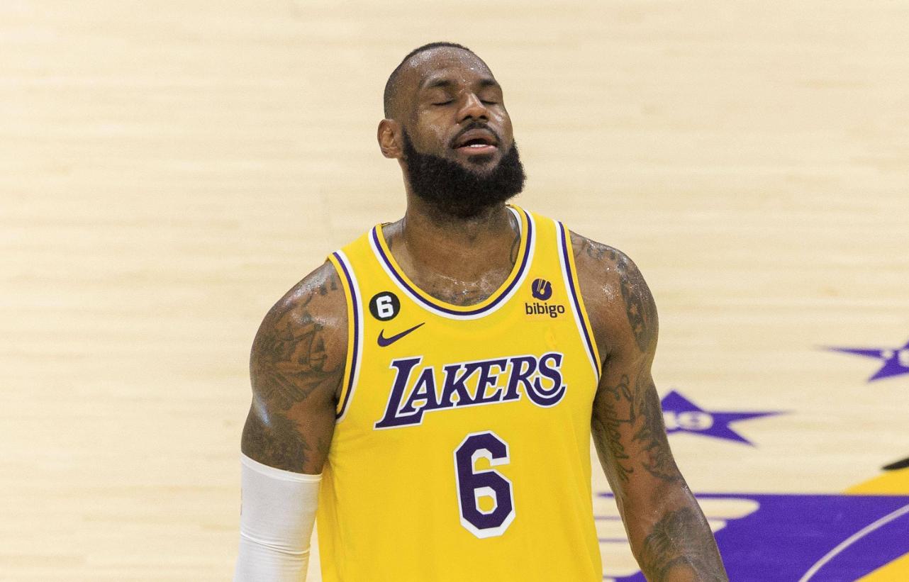 詹姆斯因战绩不佳向球迷道歉,詹姆斯赛后眼神坚定