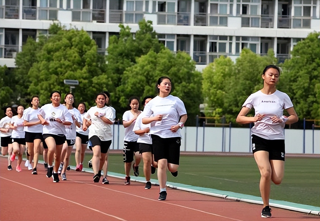 体育老师公认“省力”跑步法,3个技巧轻松到终点,学生提前了解