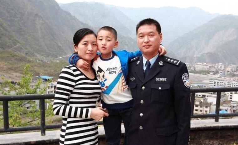 汶川地震中敬礼娃娃郎铮原视频,汶川地震敬礼娃娃完整版