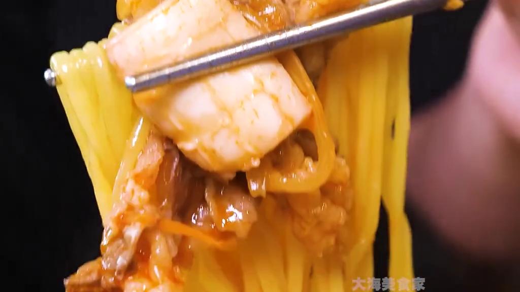 每天100斤面条的面馆,每天供应最新鲜海鲜