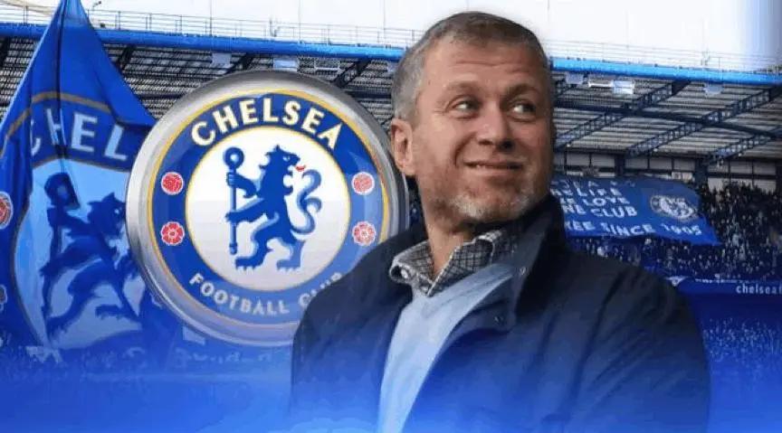 c罗输球后球迷喊梅西,c罗赛后爆射足球到看台