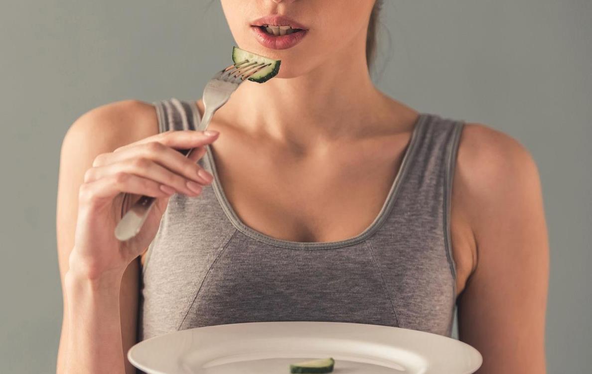 女大学生把30厘米“兔兔管”插入体内：上瘾*行为性**