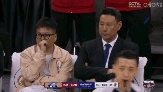 CBA江苏上海生死战，江苏关键时刻连续多次失误，球迷疑似打假球